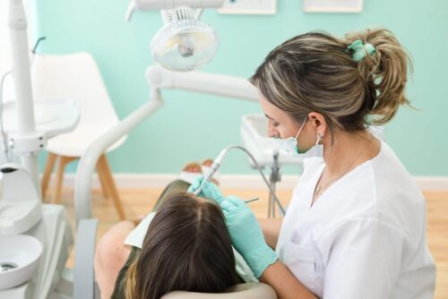 Foto atendiendo paciente - Dra Gelina Da Cruz - Dentista Montevideo